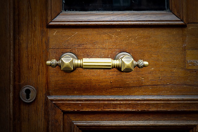 Cabinet knobs and handles