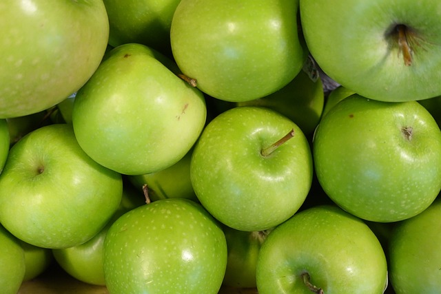 granny-apples-640x480-70621792.jpeg