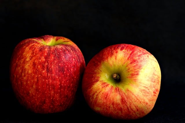 granny-apples-640x480-82186184.jpeg