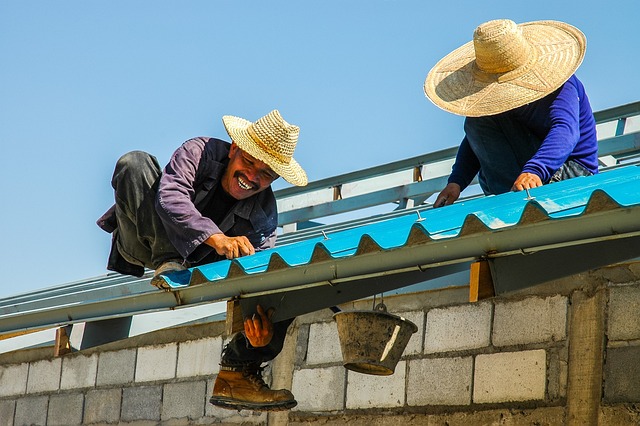 roofer-640x480-46676996.jpeg