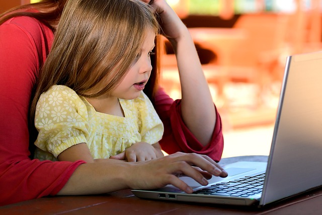 Optimizing Customer Retention through Knowledge Sharing via Private Blog Networks